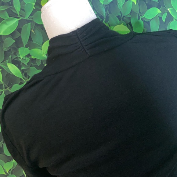 BLACK EXPRESS V-NECK TOP · SIZE S - Picture 5 of 6